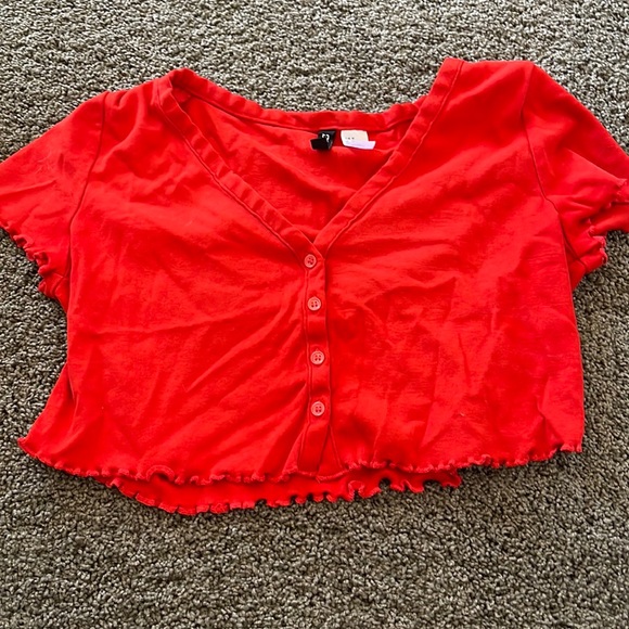 Red cropped shirt size medium - Picture 2 of 2